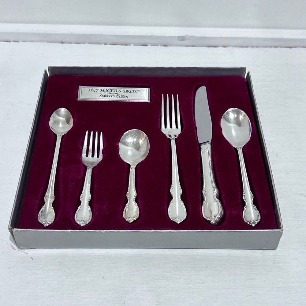 1847 ROGERS BROS Silverplate Heritage Silver‎ Smiths Heirloom Edition.